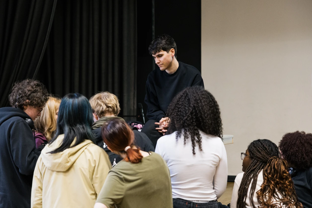 In der Aula: Schüler wollen reden, Fragen stellen, ein signiertes Buch bekommen.