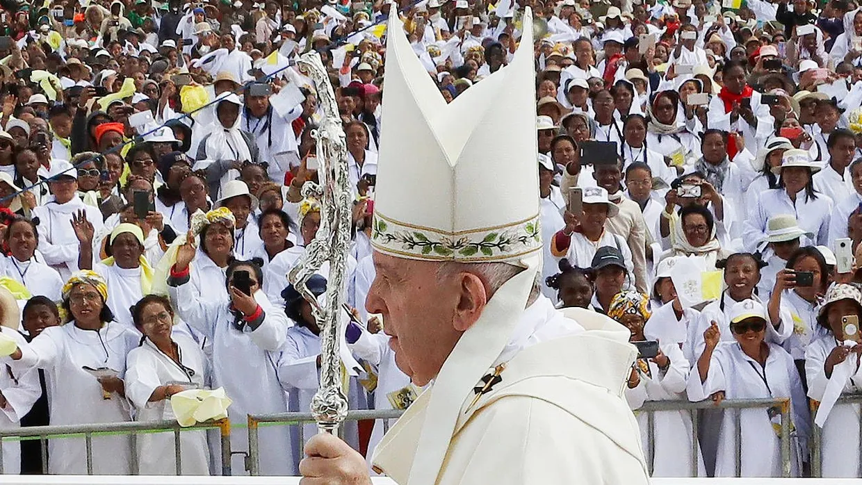 Der Papst in Madagaskar: Franziskus kommt mit dem Hirtenstab zur Heiligen Messe in der Hauptstadt Antananarivo.