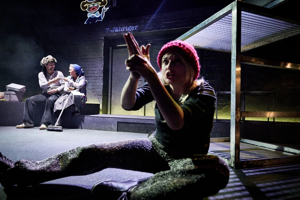 Abrichtung der Kinder zum Töten: Sophie Bareis (rechts) übt Schießen, Jonas Atwood und Franziska Sörensen (hinten) unterhalten sich.