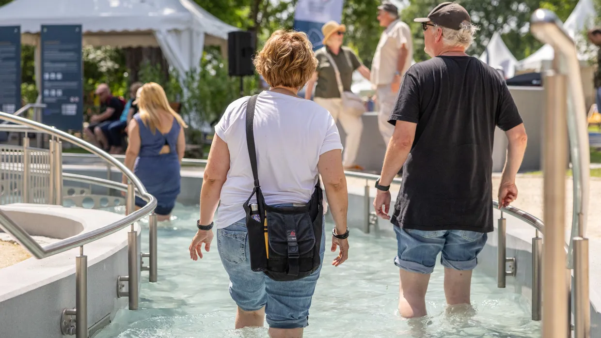 Anziehungspunkt am heißen Wochenende: das eiskalte Kneipp-Becken
