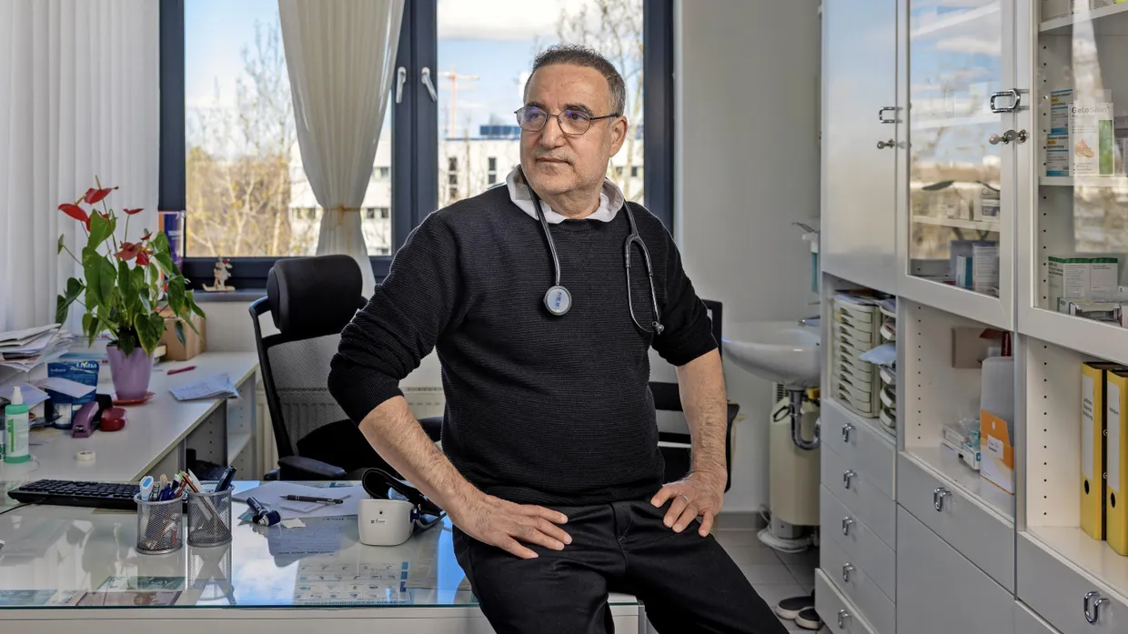 Die Altersspanne seiner Patienten reicht von eins bis 98: Adnan Khamis in seiner Praxis