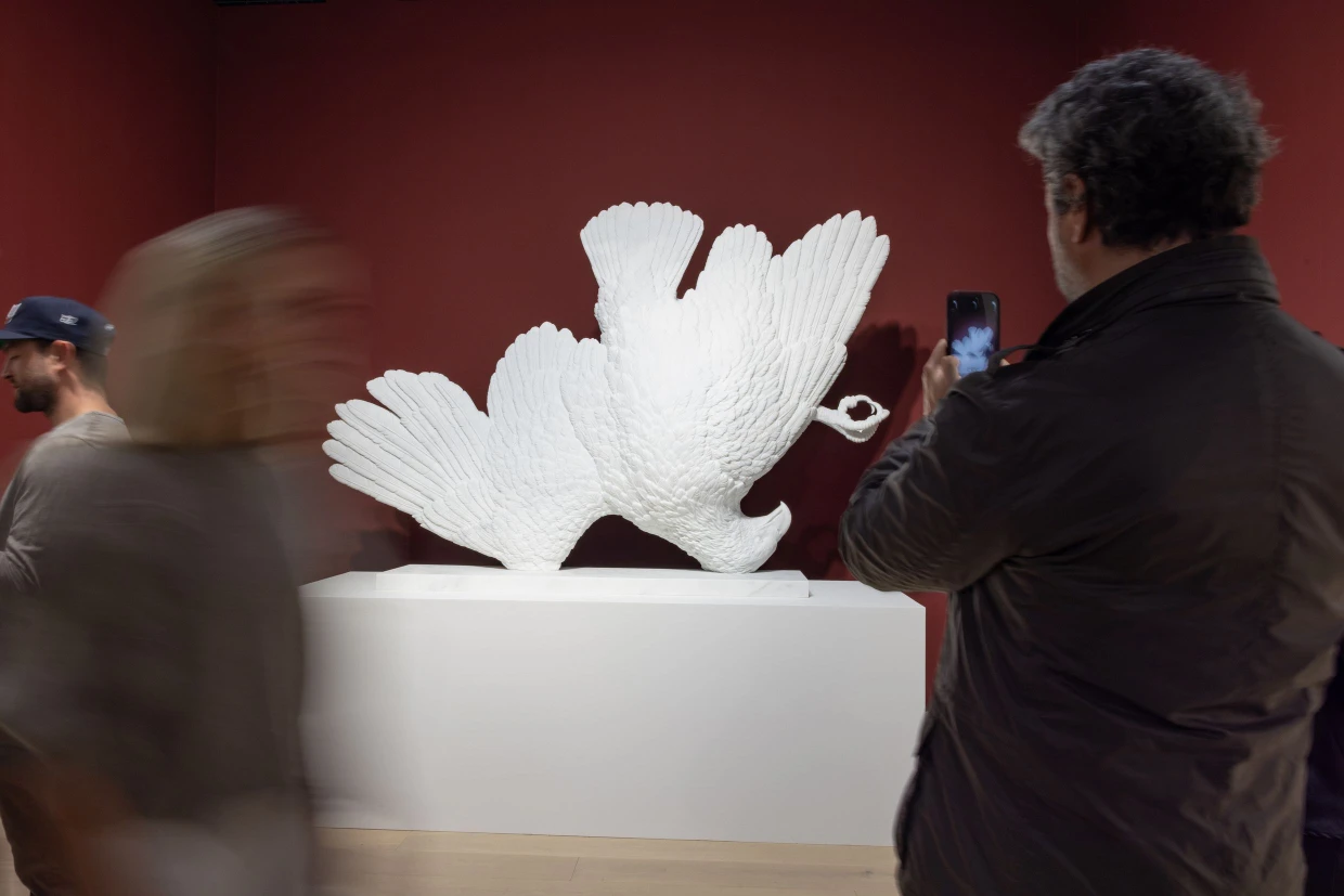  Maurizio Cattelans gestürzter amerikanischer Adler aus Carrara-Marmor am Stand der Gagosian Gallery