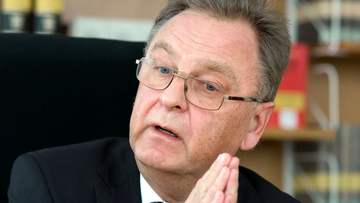 Übernahm im November 2017 den Vorsitz der Beratenden Kommission im Zusammenhang mit der Rückgabe NS-verfolgungsbedingt entzogener Kulturgüter, insbesondere aus jüdischem Besitz: Hans-Jürgen Papier