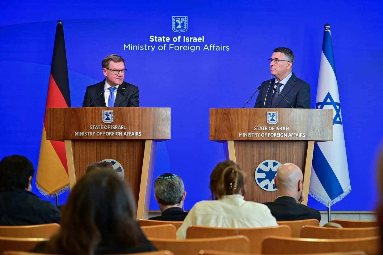 Johann Wadephul mit Israels Außenminister Gideon Saar am Dienstag in Jerusalem.