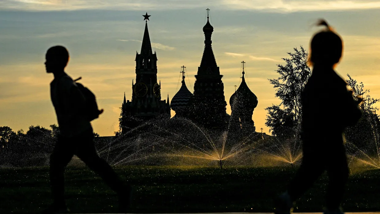 Russland schrumpft:
 Putin will, dass die Russen mehr Kinder bekommen – und wettert gegen den Westen, wo „kinderfrei“ zu leben angeblich eine Ideologie sein soll.