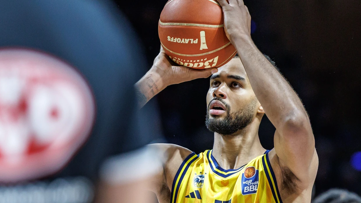Norris Agbakoko zieht mit Alba Berlin ins Finale ein.