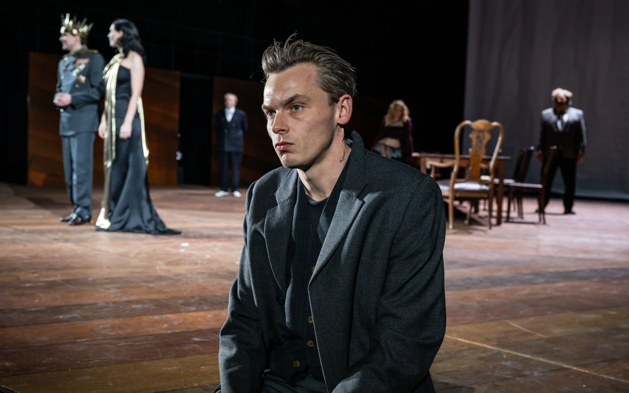 Auch Hamlet (Franz Pätzold) sinniert im gleichnamigen Stück über Geld.