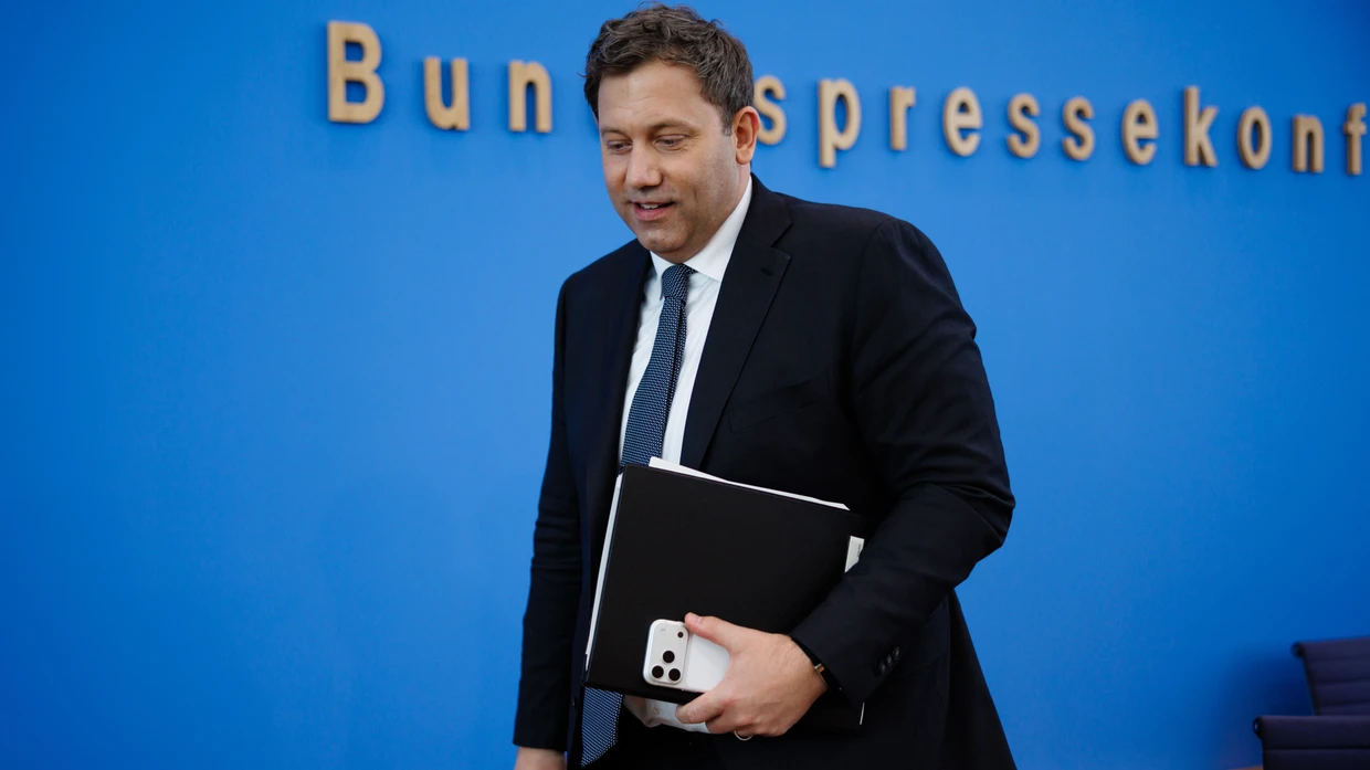 Nimmt die Anleihemärkte eifrig in Anspruch: Finanzminister Lars Klingbeil (SPD) nach der Vorstellung seiner Schuldenpläne für die nächsten Jahr am Mittwoch in Berlin