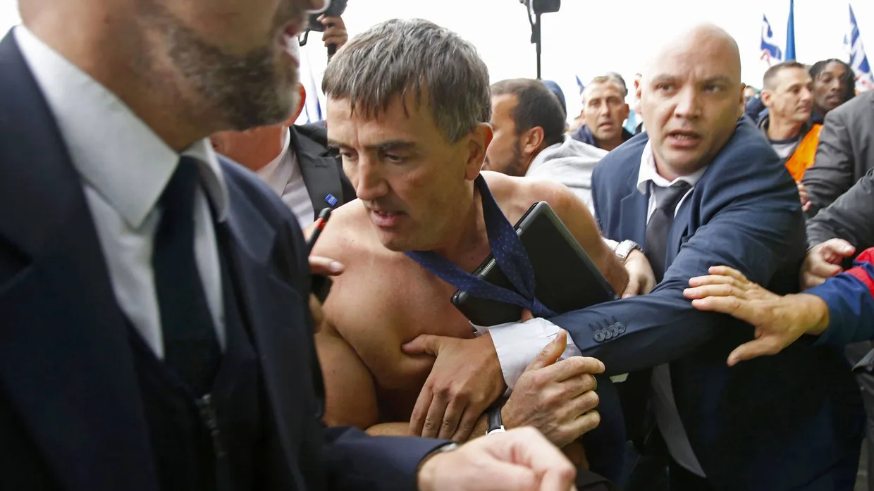 Randalierende Demonstranten waren auf Air-France-Manager (im Bild: Personal-Chef Broseta) losgegangen. Ihnen droht nun ein Verfahren.