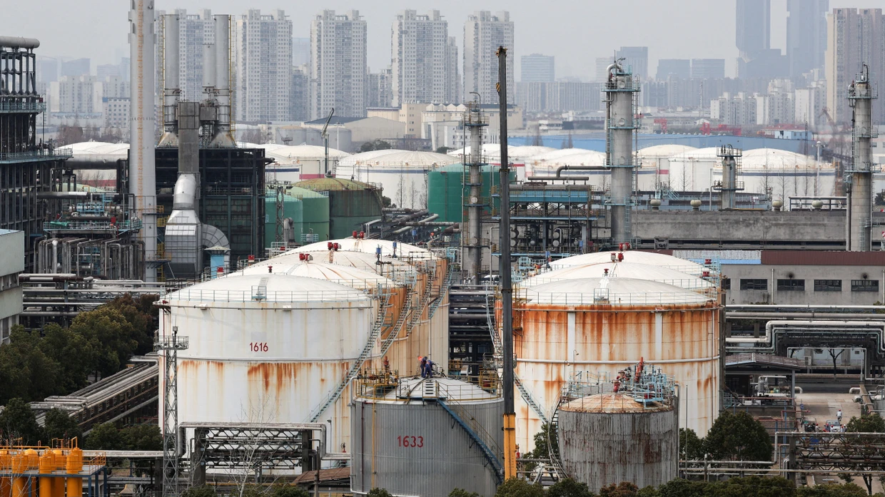 Die Rätsel der Weltwirtschaft: Öltanks des Staatskonzerns Sinopec in Shanghai