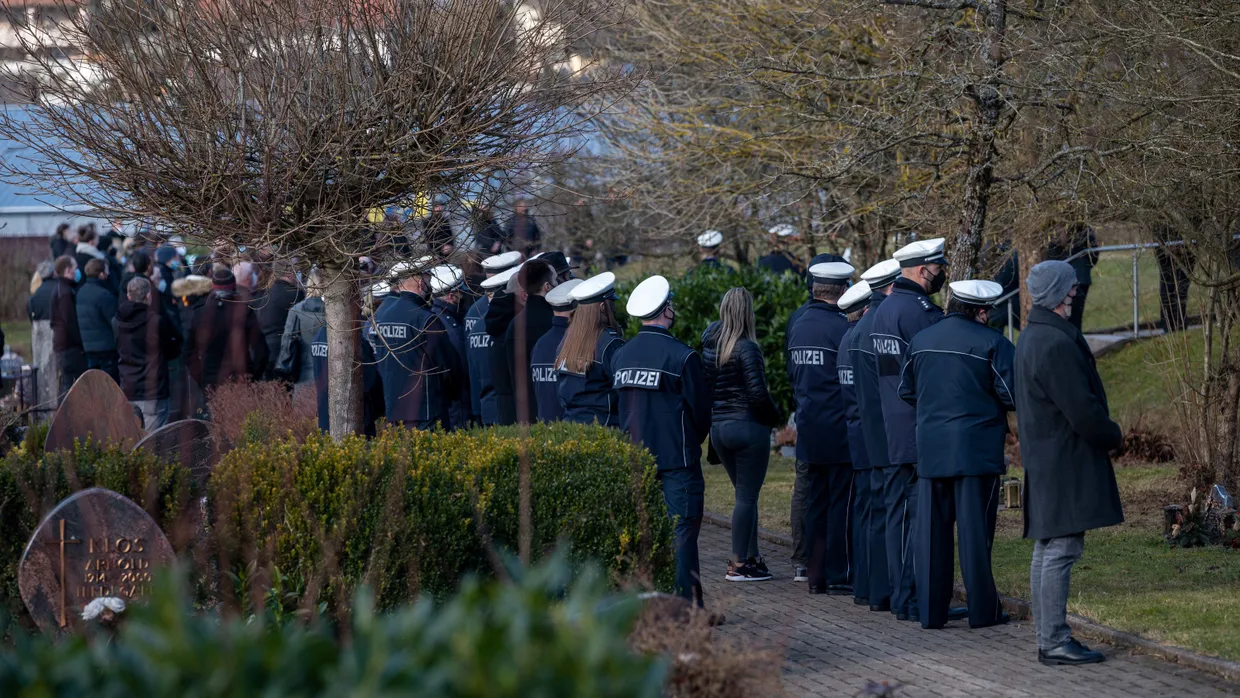 Hunderte Polizisten in Uniform waren bei der Trauerfeier.