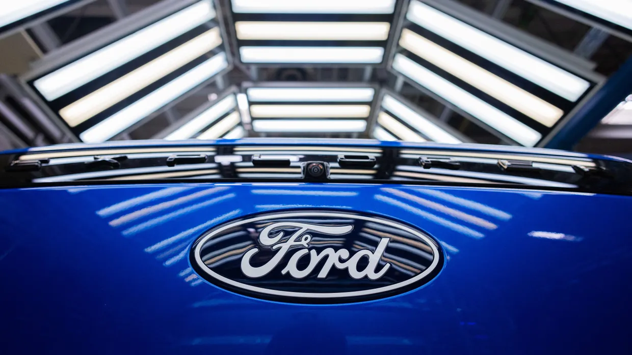 Ford Elektroautos vom Typ Explorer stehen beim Produktionsstart in der Halle in Köln.