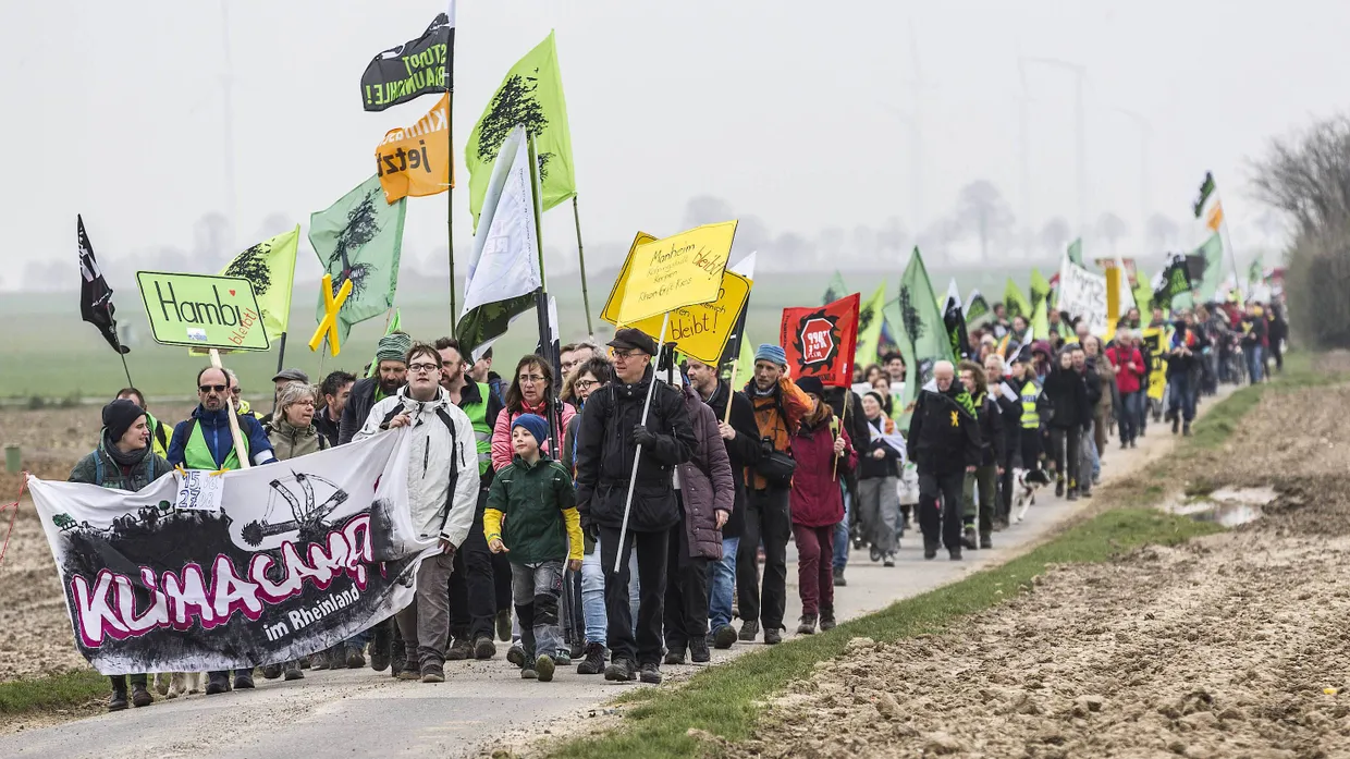 Weiter Weg:Klimaaktivisten beim Sternmarsch auf Keyenberg am Samstag-