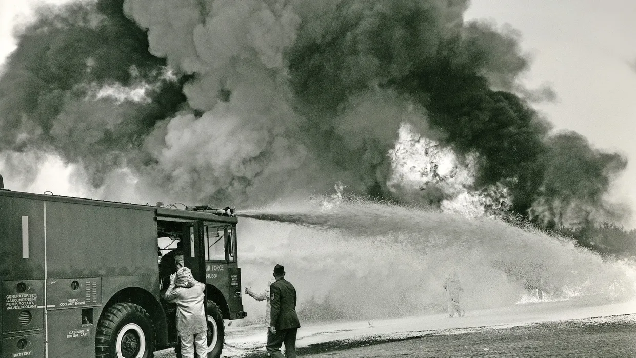 Altlasten: Einsätze der Feuerwehr wie auf dem Bild im Jahr 1969 gelten als eine Ursache der Belastung von Boden und Grundwasser.