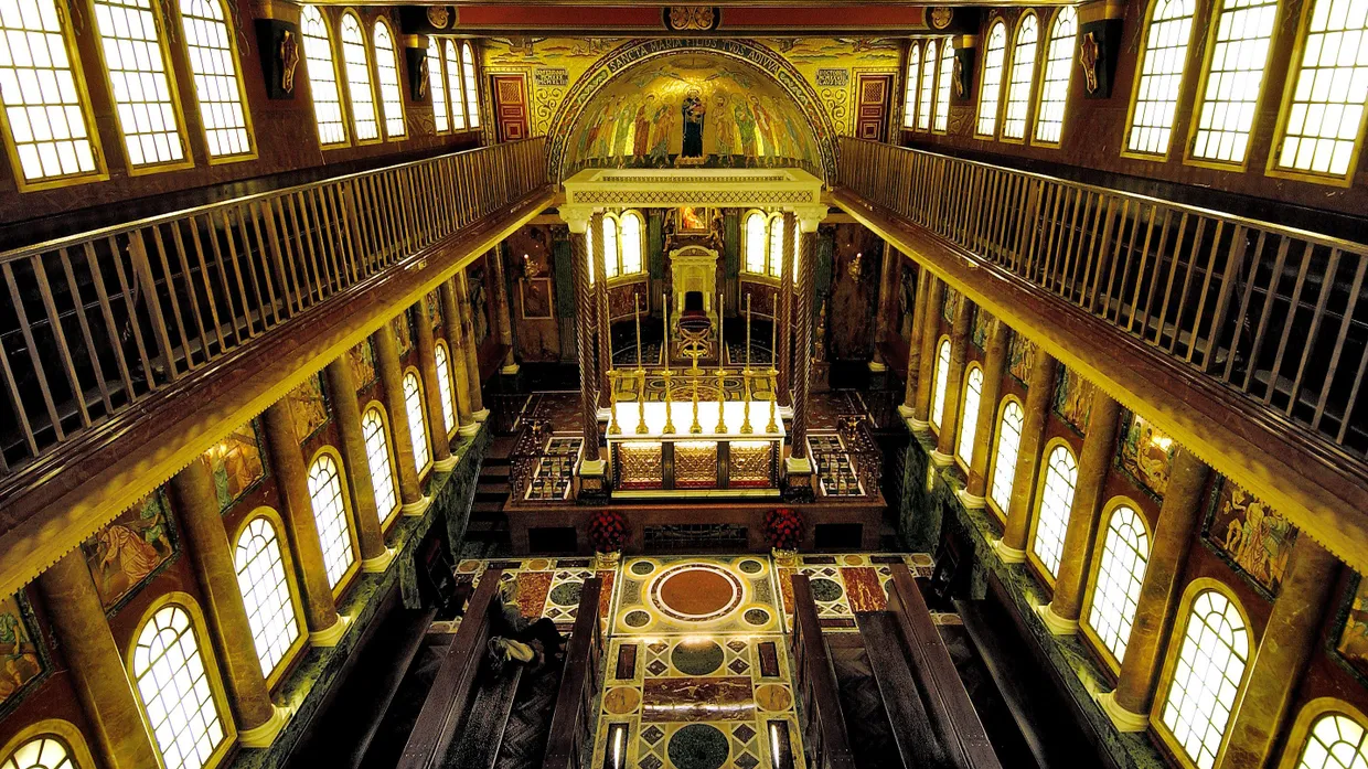 Die Kirche „Maria vom Frieden“ befindet sich im Innern des Opus-Dei-Hauptsitzes „Villa Tevere“ in Rom. Dort werden die Gebeine des Gründers Josemaría Escrivá (1902–1975) aufbewahrt.