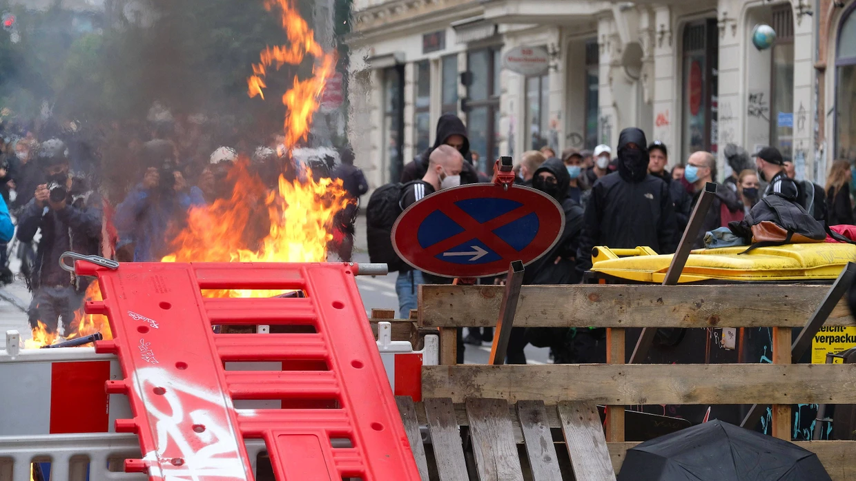 Brennende Barrikaden nach „Wir sind alle LinX“-Demo | FAZ
