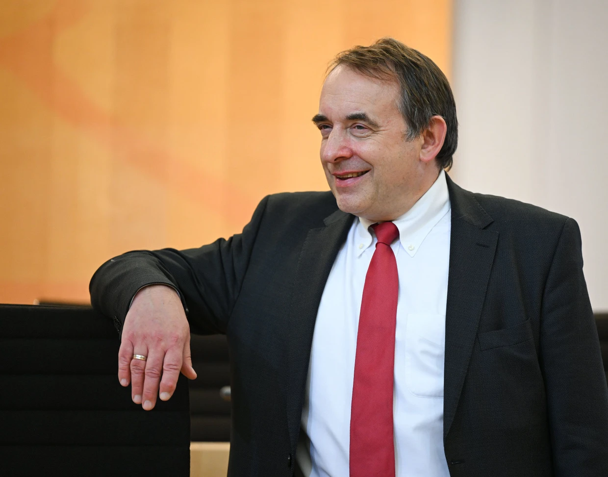 Für Hessen: Alexander Lorz (CDU), Finanzminister, im Oktober 2024 vor dem Beginn einer Plenarsitzung an der Regierungsbank im Landtag