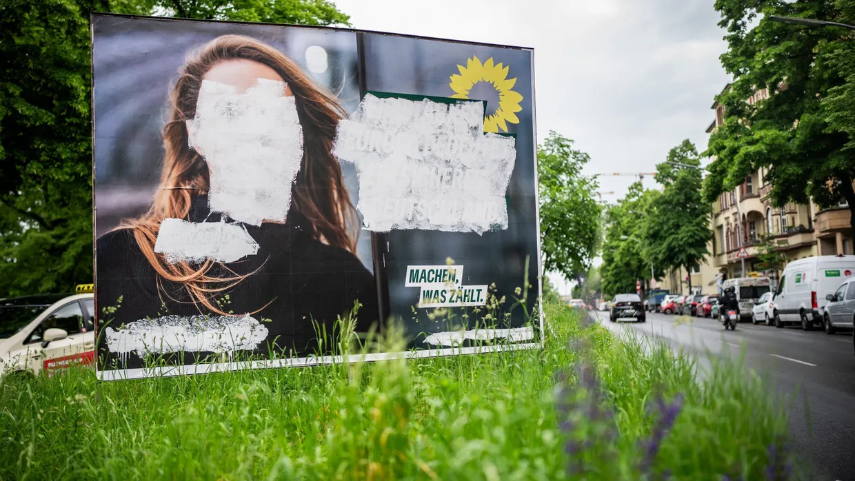 Vandalismus: Das Plakat der Spitzenkandidatin der Grünen für die Europawahl, ist mit weißer Farbe überstrichen worden.