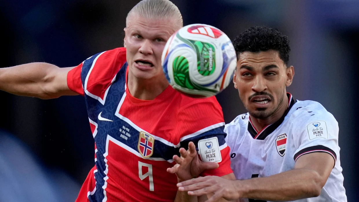 Sturm und Drang: Erling Haaland (links) zeigt im Spiel gegen den Irak (mit Zaid Tahseen), wo er hin will mit Norwegen bei der ersten WM-Teilnahme seit 1998.