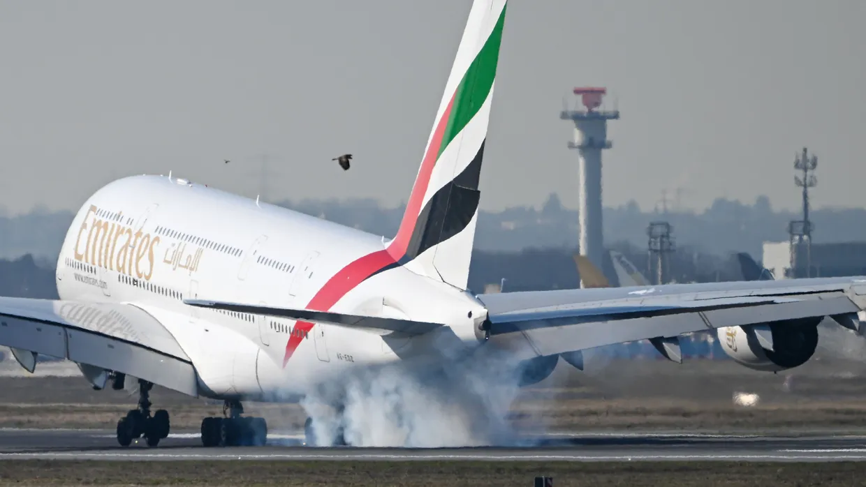 Ein Airbus A380 der Emirates-Airline landet auf dem Frankfurter Flughafen.