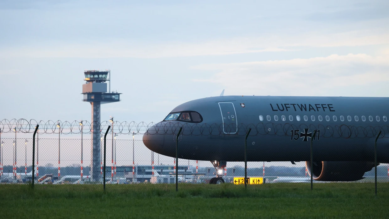 Ein Airbus der Luftwaffe mit aus dem Sudan geretteten Bundesbürgern landet am Montagmorgen auf dem Flughafen BER.