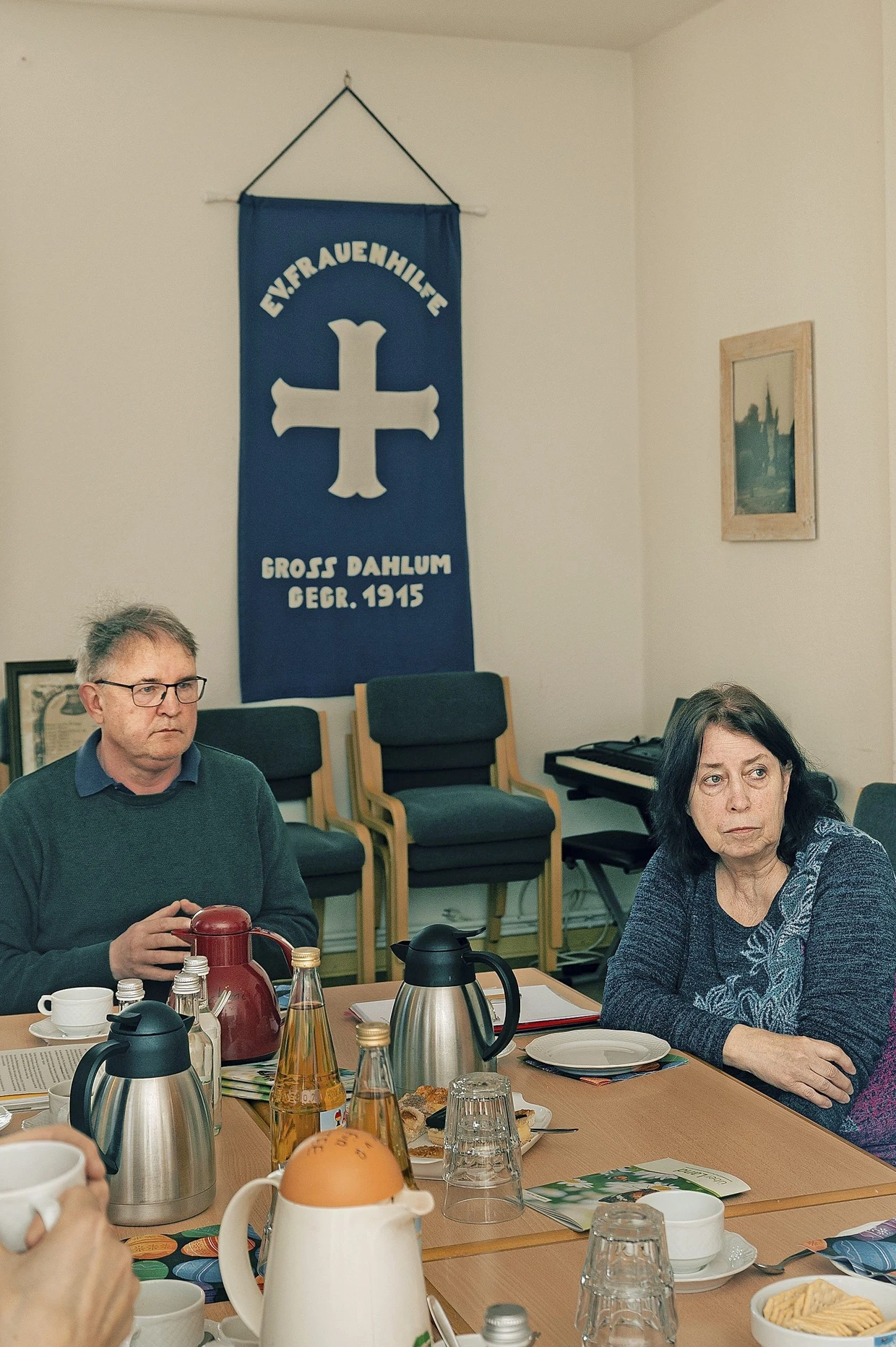 Pfarrer Bothe und Kirchenvorsteherin Dette sprechen Ende März im Gemeindehaus von Groß Dahlum mit Vertretern umliegender Gemeinden.