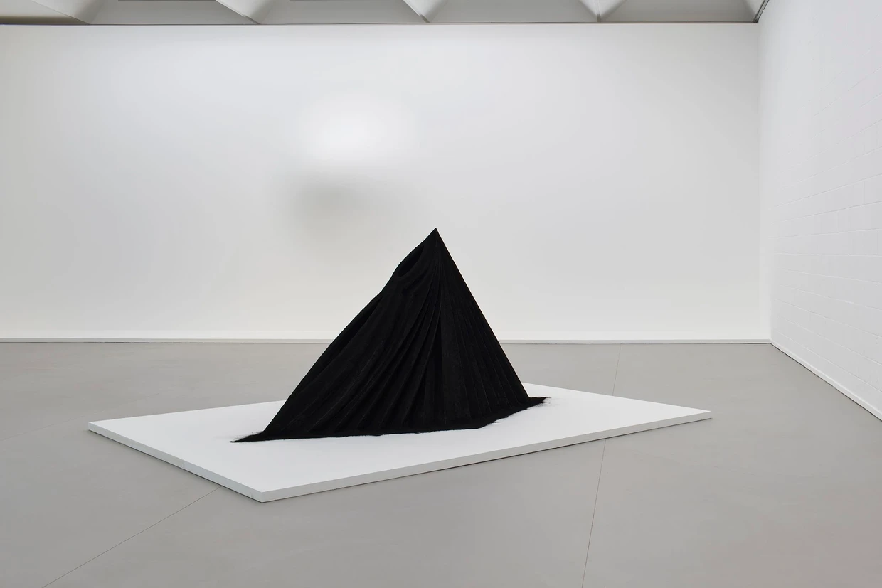 Durch das ultraschwarze Pigment die Werke und Objekte in eine andere Dimension bringen: Anish Kapoors „Mother as a Mountain“ von 1985