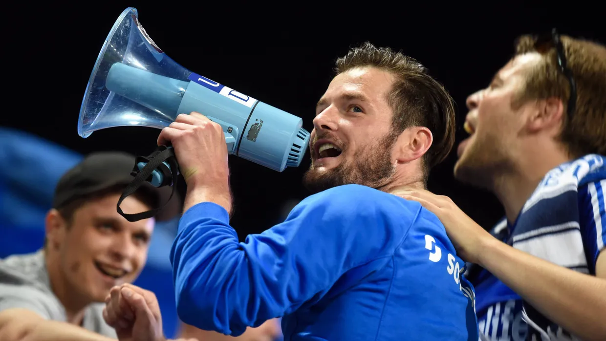 Alle mal herhören! Marcel Heller gibt bei den Fans den Ton an.