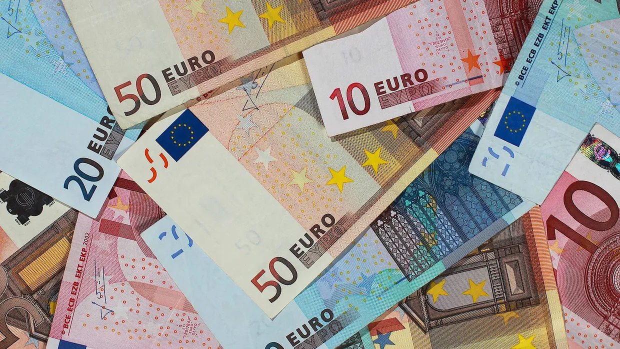 Ehrliche Finder: Ein Ehepaar hat über 20.000 Euro bei der Polizei abgegeben (Symbolbild).