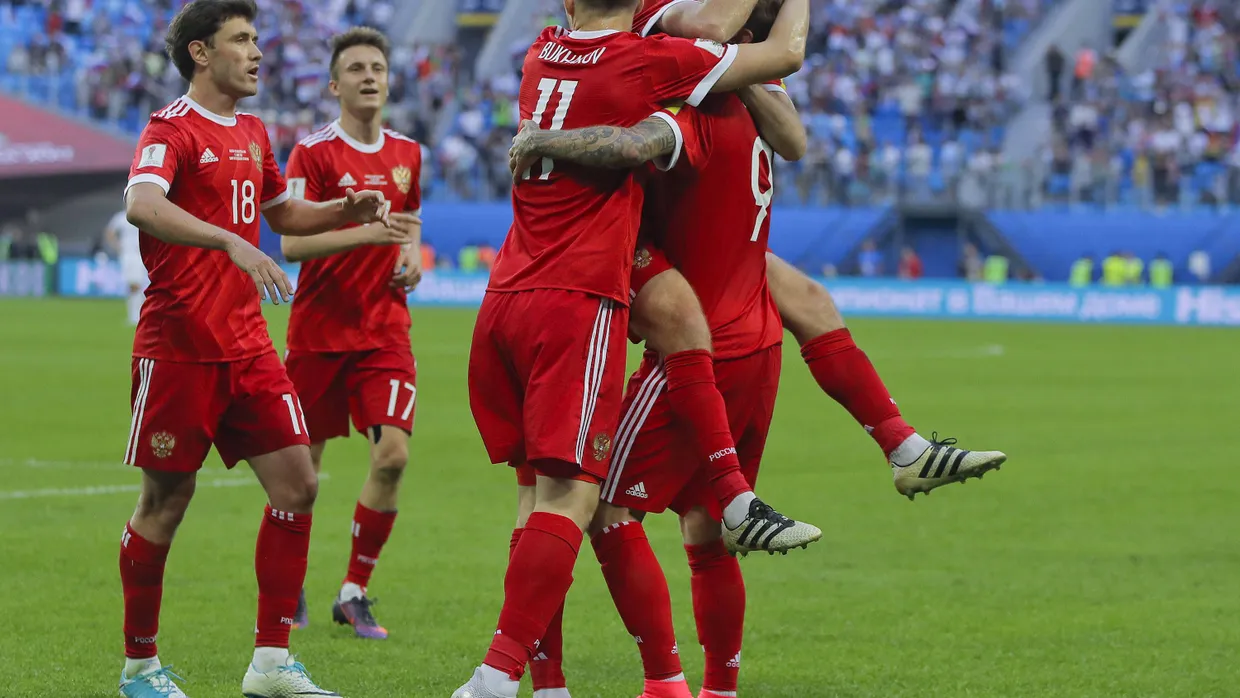 Russlands Spieler bejubeln das Tor zum 2:0.