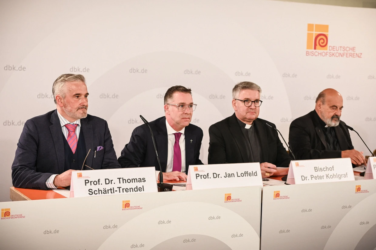 Der Theologe Jan Loffeld (Zweiter von links) bei der deutschen Bischofskonferenz