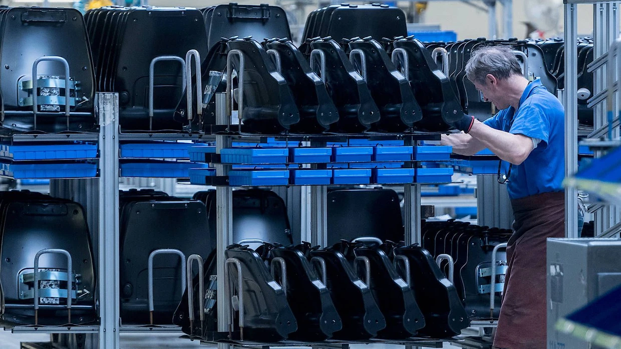 Ein Grammer-Mitarbeiter in der Produktion im bayerischen Kümmersbruck.