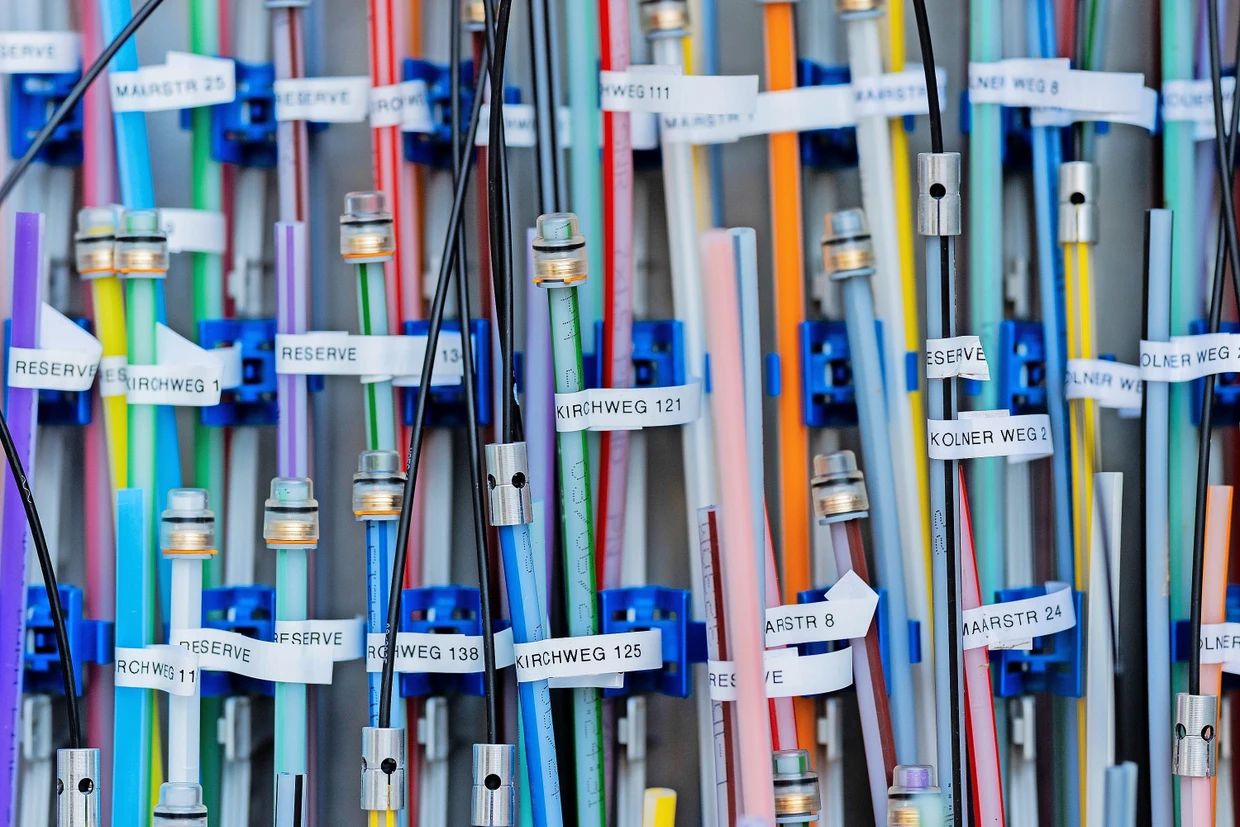 Verbunden mit der Welt: Glasfaserkabel in einem Verteilerkasten