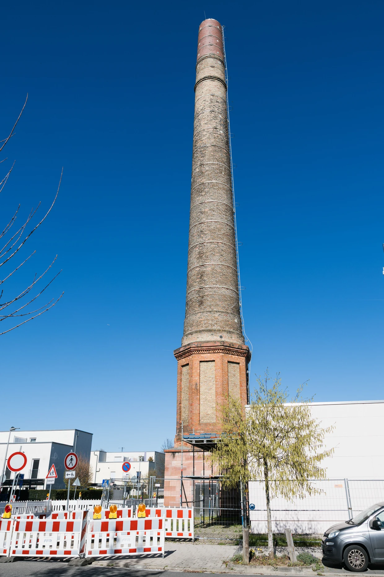 Das Areal rund um den Schornstein ist derzeit abgesperrt, denn es könnten Ziegel herabfallen.