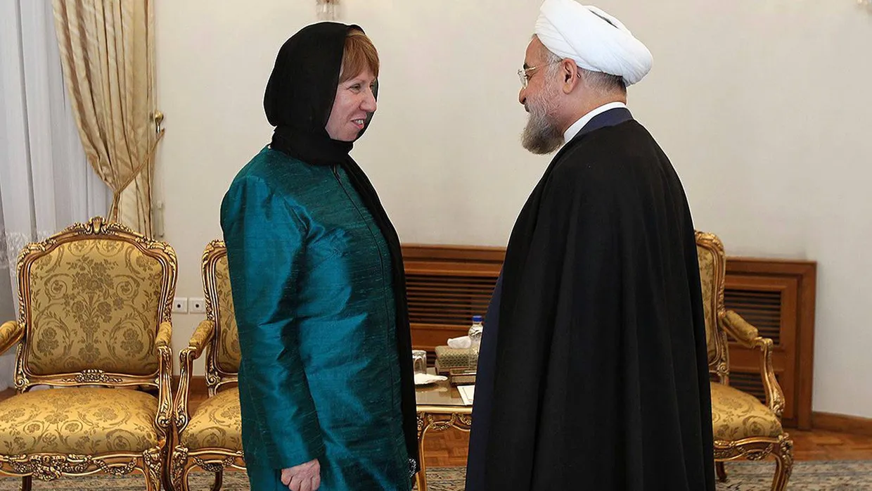 Mit Kopftuch: Ashton trifft Rohani in Teheran.