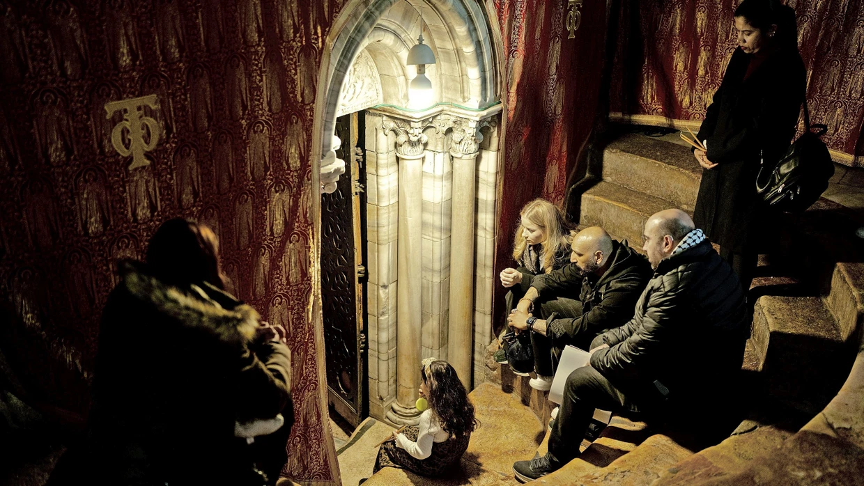 Pilger vor der Geburtsgrotte in Bethlehem