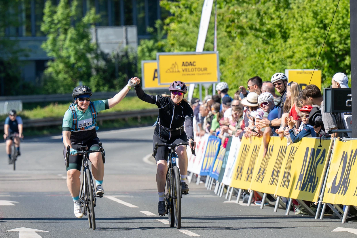 Geschafft: Velotour-Teilnehmerinnen beim Durchfahren des Ziels beim Jedermannrennen in Eschborn