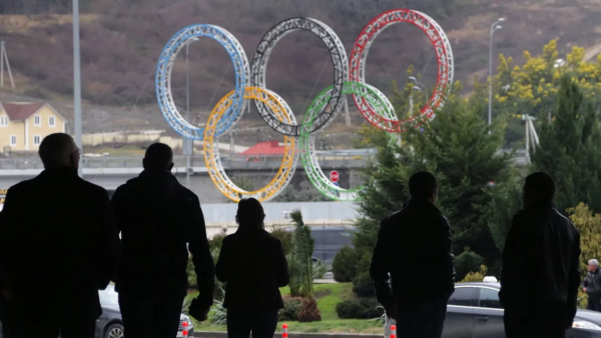Olympische Ringe am Flughafen im russischen Sotschi