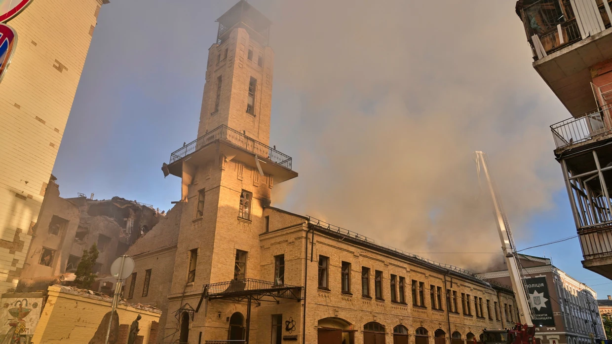 Feuerwehrleute löschen ein Feuer in ihrer Feuerwache in der Nähe des Tschernobyl-Museums nach einem russischen Luftangriff auf Kiew.