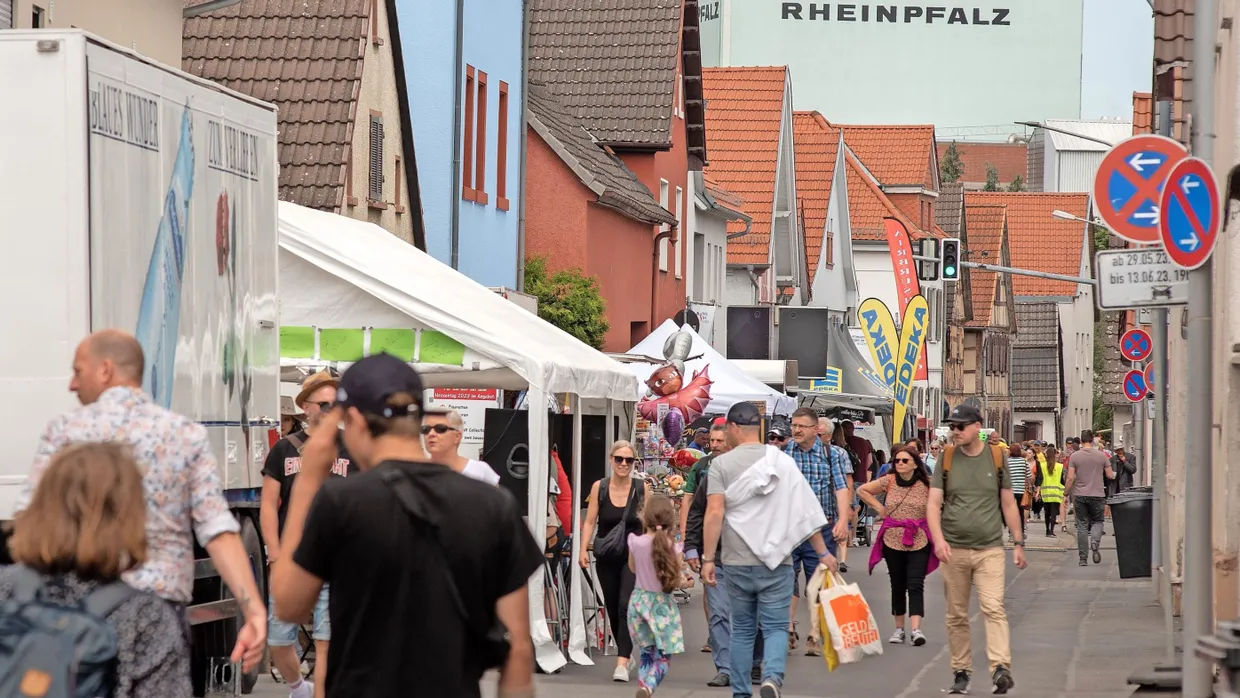 Fußgängerzone: Die Hessentagsstraße zieht sich durch den ganzen Ort.