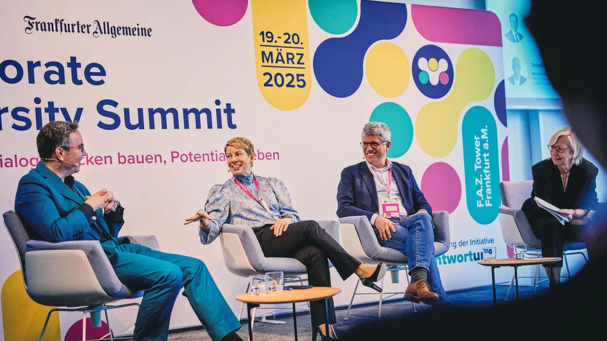 Das Panel „Alter: Vom Silver Worker bis zur GenZ – Win-win durch individuelle Lösungen“ plädiert für generationenübergreifende Lösungen: Dr. Alexander Insam, Margit Lehwalder, Georg Rohleder und Moderatorin Mechthild Harting (v. l. n. r.)