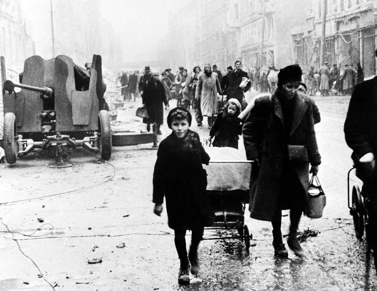 Así se vio el fin de la guerra en otros lugares: los refugiados regresaron al Berlín destruido. Itar-Tass dpa