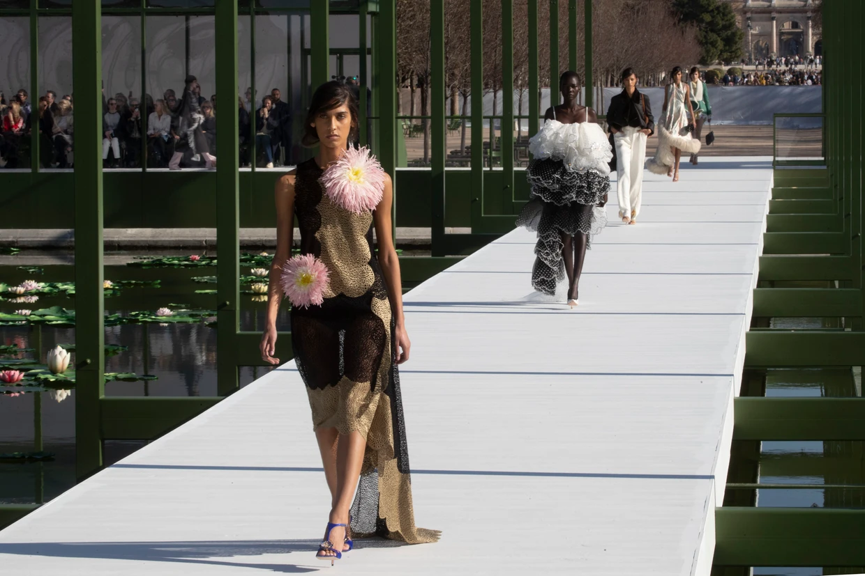 Sagt es mit Blumen: Model bei Dior; den Laufsteg ließ Kreativdirektor Jonathan Anderson über den Teich in den Tuilerien in Paris setzen.