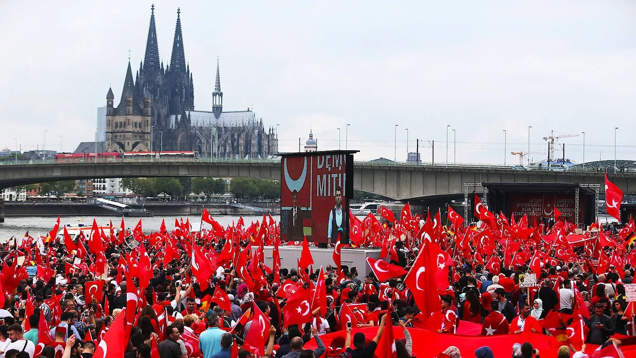 Anhänger des türkischen Staatspräsidenten Erdogan am Ende Juli 2016 in Köln