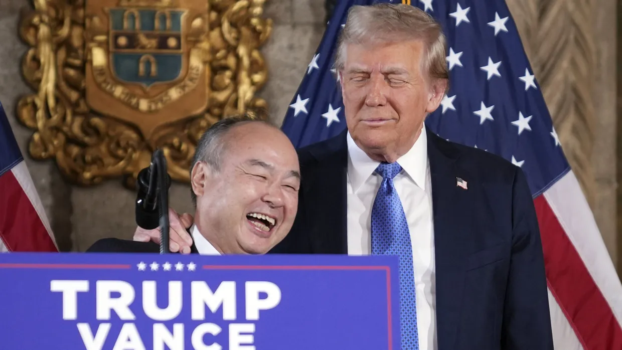 Gute Laune in Mar-a-Lago: Masayoshi Son, Vorstandschef der SoftBank Group, lächelt mit dem designierten US-Präsidenten Donald Trump.