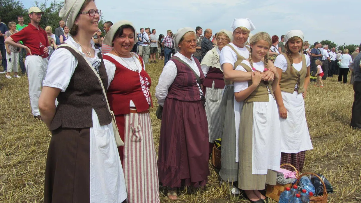 Ohne Suppe keine Truppe: Birgitta Backmans (Zweite v.l.) finnische „Marketenderinnen“ schauen, ob die Krieger auch groß und stark geworden sind.