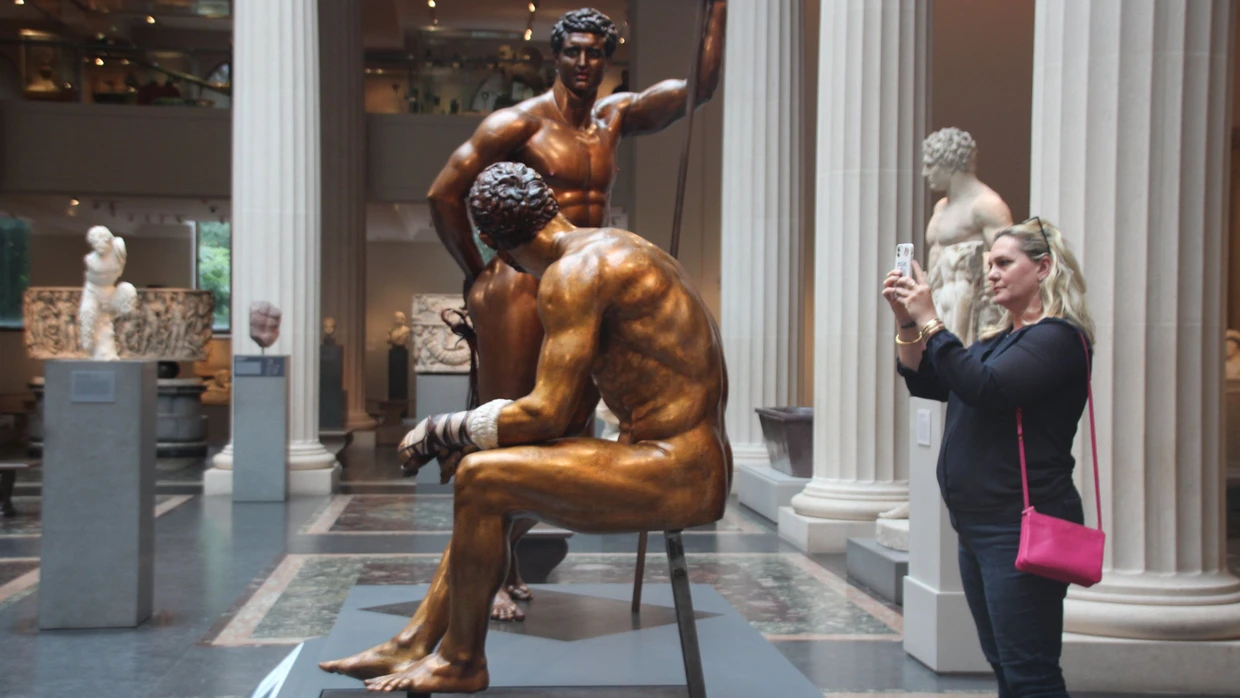 Das MET in New York zeigt Rekonstruktionen antiker Statuen in Farbe