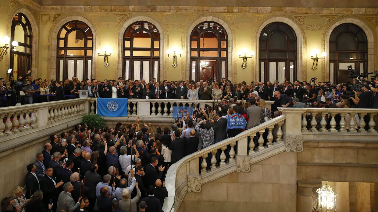 Kataloniens Präsident Carles Puigdemont und sein Stellvertreter Oriol Junqueras zusammen mit Abgeordneten im Treppenhaus des katalonischen Parlaments