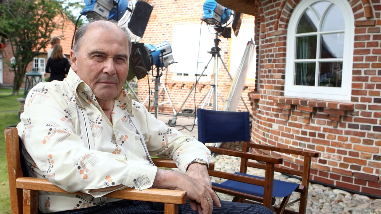 Lambert Hamel (als Papa Heinz) posiert im Juli 2011 während der Dreharbeiten für den Fernsehfilm „Kein Wort zu Papa“ in Westerland auf Sylt.