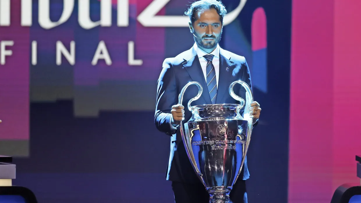 Darum geht es: Hamit Altintop präsentiert den begehrten Pokal